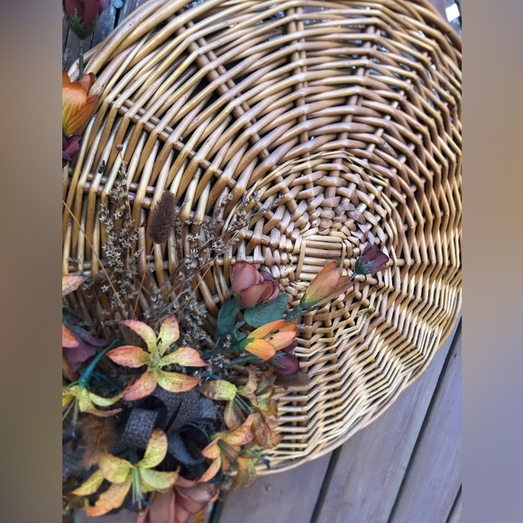Vtg Woven Decor with Faux Florals - Picture 7 of 13